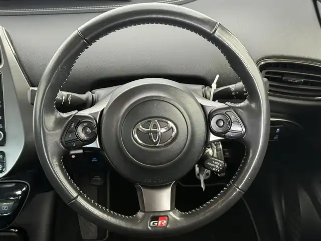 トヨタ プリウス ＰＨＶ S GRスポーツ 愛知県 2022(令4)年 3.5万km プラチナホワイトパールマイカ GRスポーツ仕様車/　　・専用サスペンション/　　・専用ブレーキキャリパー/　　・専用18インチアルミホイール/　　・専用革巻きステアリング/トヨタセーフティセンス/　　・プリクラッシュセーフティ/　　・レーントレーシングアシスト/　　・レーンディバーチャーアラート/　　・レーダークルーズコントロール/　　・アダプティブハイビーム/AC100V/純正8インチナビ/　　BT/フルセグ/バックカメラ/ドライブレコーダー/ビルトインETC/ハーフレザーシート/シートヒーター（前席）/純正LEDヘッドライト/フォグランプ/スペアキー