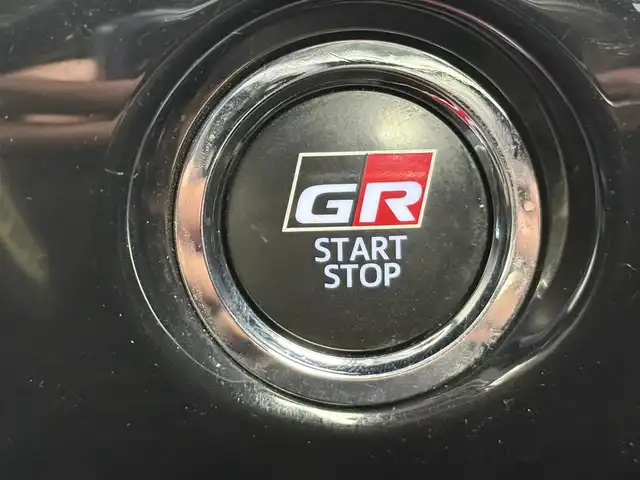 トヨタ プリウス ＰＨＶ S GRスポーツ 愛知県 2022(令4)年 3.5万km プラチナホワイトパールマイカ GRスポーツ仕様車/　　・専用サスペンション/　　・専用ブレーキキャリパー/　　・専用18インチアルミホイール/　　・専用革巻きステアリング/トヨタセーフティセンス/　　・プリクラッシュセーフティ/　　・レーントレーシングアシスト/　　・レーンディバーチャーアラート/　　・レーダークルーズコントロール/　　・アダプティブハイビーム/AC100V/純正8インチナビ/　　BT/フルセグ/バックカメラ/ドライブレコーダー/ビルトインETC/ハーフレザーシート/シートヒーター（前席）/純正LEDヘッドライト/フォグランプ/スペアキー