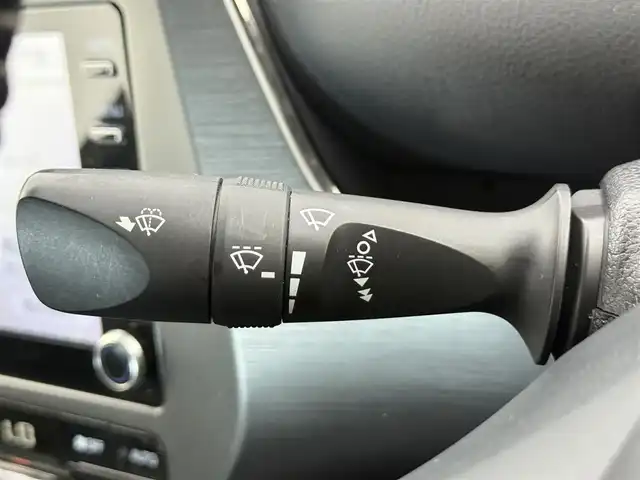 トヨタ プリウス ＰＨＶ S GRスポーツ 愛知県 2022(令4)年 3.5万km プラチナホワイトパールマイカ GRスポーツ仕様車/　　・専用サスペンション/　　・専用ブレーキキャリパー/　　・専用18インチアルミホイール/　　・専用革巻きステアリング/トヨタセーフティセンス/　　・プリクラッシュセーフティ/　　・レーントレーシングアシスト/　　・レーンディバーチャーアラート/　　・レーダークルーズコントロール/　　・アダプティブハイビーム/AC100V/純正8インチナビ/　　BT/フルセグ/バックカメラ/ドライブレコーダー/ビルトインETC/ハーフレザーシート/シートヒーター（前席）/純正LEDヘッドライト/フォグランプ/スペアキー