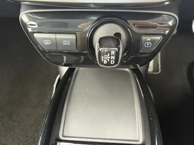 トヨタ プリウス ＰＨＶ S GRスポーツ 愛知県 2022(令4)年 3.5万km プラチナホワイトパールマイカ GRスポーツ仕様車/　　・専用サスペンション/　　・専用ブレーキキャリパー/　　・専用18インチアルミホイール/　　・専用革巻きステアリング/トヨタセーフティセンス/　　・プリクラッシュセーフティ/　　・レーントレーシングアシスト/　　・レーンディバーチャーアラート/　　・レーダークルーズコントロール/　　・アダプティブハイビーム/AC100V/純正8インチナビ/　　BT/フルセグ/バックカメラ/ドライブレコーダー/ビルトインETC/ハーフレザーシート/シートヒーター（前席）/純正LEDヘッドライト/フォグランプ/スペアキー