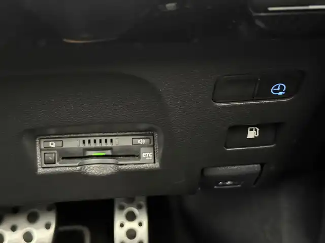 トヨタ プリウス ＰＨＶ S GRスポーツ 愛知県 2022(令4)年 3.5万km プラチナホワイトパールマイカ GRスポーツ仕様車/　　・専用サスペンション/　　・専用ブレーキキャリパー/　　・専用18インチアルミホイール/　　・専用革巻きステアリング/トヨタセーフティセンス/　　・プリクラッシュセーフティ/　　・レーントレーシングアシスト/　　・レーンディバーチャーアラート/　　・レーダークルーズコントロール/　　・アダプティブハイビーム/AC100V/純正8インチナビ/　　BT/フルセグ/バックカメラ/ドライブレコーダー/ビルトインETC/ハーフレザーシート/シートヒーター（前席）/純正LEDヘッドライト/フォグランプ/スペアキー