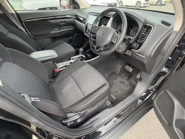 三菱 アウトランダー 20G 大分県 2018(平30)年 7万km アメジストブラック ・SDナビ(CD/DVD/BT/SD/USB)/・バックカメラ/・衝突軽減ブレーキ/・コーナーセンサー/・レーダークルーズコントロール/・ブレーキホールド/・三列シート/・ETC/・ステアリングヒーター/・電動リアゲート/・MTモード付きAT/・ステアリングリモコン/・フロアマット