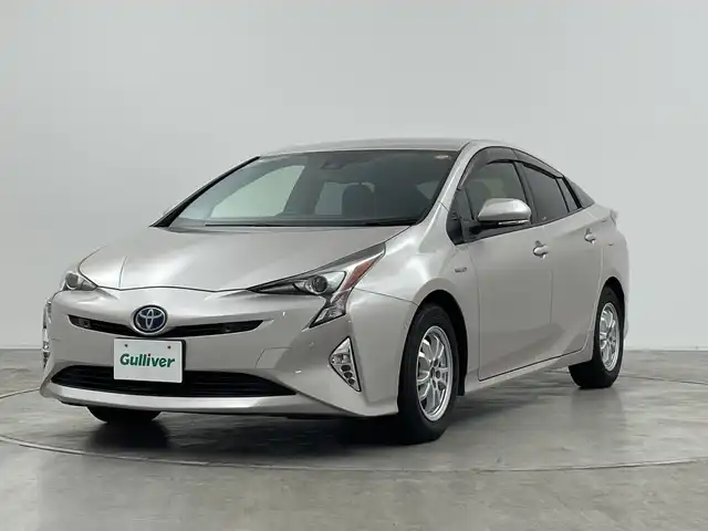 トヨタ プリウス Sセーフティプラス 群馬県 2017(平29)年 6.1万km スティールブロンドM ９型ナビ　フルセグＴＶ　バックカメラ　衝突被害軽減ブレーキ　ヘッドアップディスプレイ　パーキングアシスト　オートハイビーム　ＬＥＤヘットランプ　ＥＴＣ　前方ドライブレコーダー　スマートキー　禁煙車