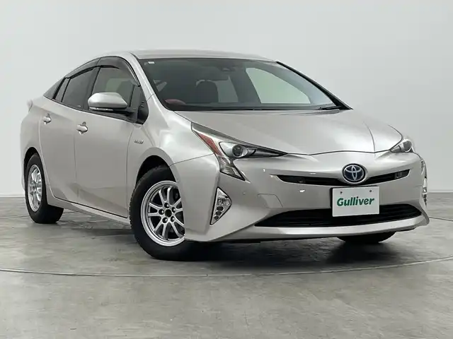 トヨタ プリウス Sセーフティプラス 群馬県 2017(平29)年 6.1万km スティールブロンドM ９型ナビ　フルセグＴＶ　バックカメラ　衝突被害軽減ブレーキ　ヘッドアップディスプレイ　パーキングアシスト　オートハイビーム　ＬＥＤヘットランプ　ＥＴＣ　前方ドライブレコーダー　スマートキー　禁煙車