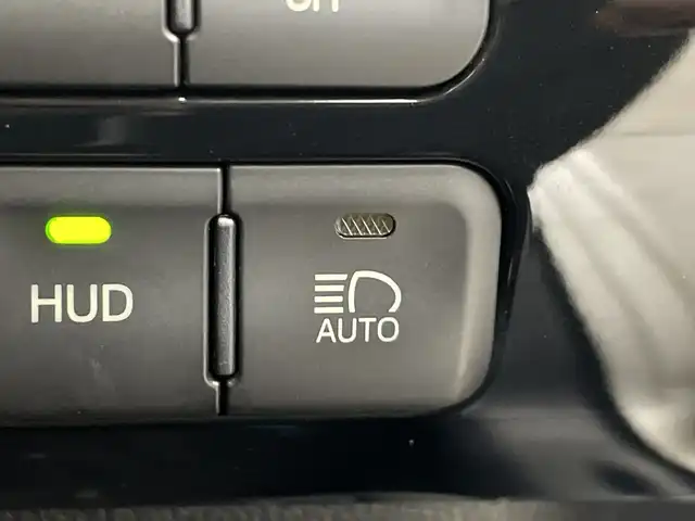 トヨタ プリウス Sセーフティプラス 群馬県 2017(平29)年 6.1万km スティールブロンドM ９型ナビ　フルセグＴＶ　バックカメラ　衝突被害軽減ブレーキ　ヘッドアップディスプレイ　パーキングアシスト　オートハイビーム　ＬＥＤヘットランプ　ＥＴＣ　前方ドライブレコーダー　スマートキー　禁煙車