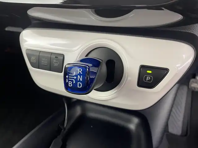 トヨタ プリウス Sセーフティプラス 群馬県 2017(平29)年 6.1万km スティールブロンドM アルパイン９インチメモリナビ/・フルセグTV/BT/SD/DVD/CD/AM/FM/=====/アルパイン９インチナビ　バックカメラ　パーキングアシスト　インテリジェントクリアランスソナー　トヨタセーフティセンス　カラーヘッドアップディスプレイ　ＬＥＤヘッドランプ　プッシュスタート　禁煙車