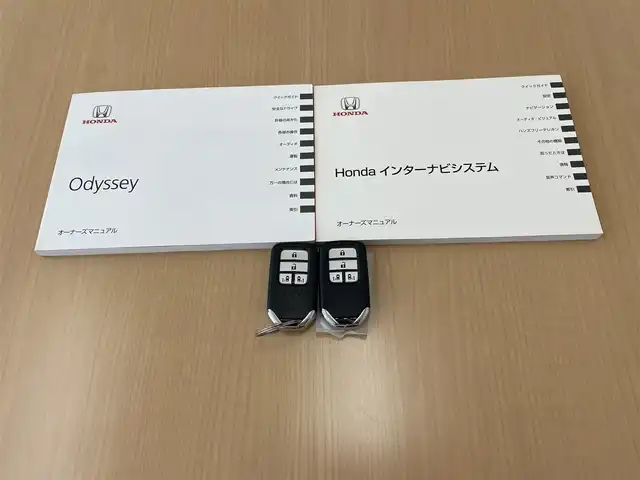 ホンダ オデッセイ アブソルート EX 愛知県 2014(平26)年 7.1万km ホワイトオーキッドパール /純正ナビ//フルセグTV・Bluetooth//純正フリップダウンモニター//LEDルームランプ（1～3列目）//LEDアウターウエルカムライト（リアドア〈左右〉）//リア両側パワースライドドア//コンフォートビューパッケージ//トリプルゾーンコントロール・フルオートエアコンディショナー//ブラインドスポットインフォメーション//2列目大型ロールサンシェイド//ABSOLUTE専用18インチアルミホイール（FF）//LEDアクティブコーナリングライト//運転席8ウェイパワーシート//マルチインフォメーション・ディスプレイ//あんしんパッケージ//LEDヘッドライト+導光タイプLEDポジションランプ//フォグライト//大開口フロントグリル（ダーククロームメッキ）//エアロダイナミクス・カラードバンパー（フロント/リア、クロームメッキモール付）//エアロダイナミクス・ドアロアガーニッシュ（クロームメッキ調モール付）//コンビシート（プライムスムース×ファブリック）//本革巻ステアリングホイール//パドルシフト//ABSOLUTE専用チューニングサスペンション//プッシュエンジンスタート//保証書・取扱説明書・スペアキー