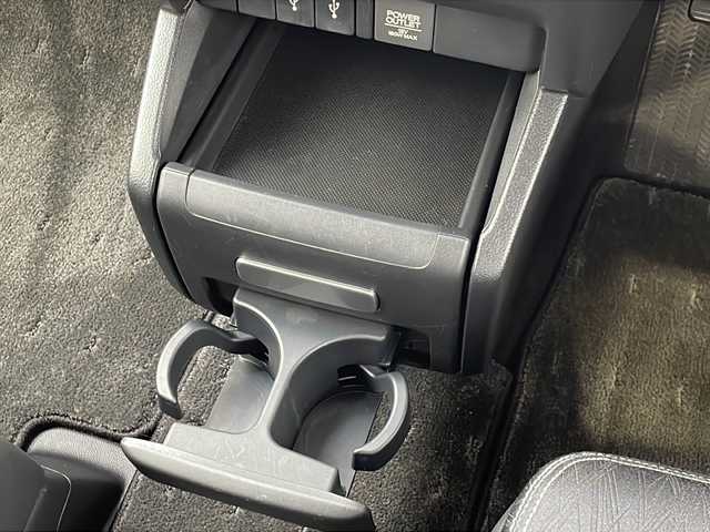 ホンダ オデッセイ アブソルート EX 長野県 2014(平26)年 7.1万km ホワイトオーキッドパール ・純正ナビ/・フルセグTV・Bluetooth/・純正フリップダウンモニター/・LEDルームランプ（1～3列目）/・LEDアウターウエルカムライト（リアドア〈左右〉）/・リア両側パワースライドドア/・コンフォートビューパッケージ/・トリプルゾーンコントロール・フルオートエアコンディショナー/・ブラインドスポットインフォメーション/・2列目大型ロールサンシェイド/・ABSOLUTE専用18インチアルミホイール（FF）/・LEDアクティブコーナリングライト/・運転席8ウェイパワーシート/・マルチインフォメーション・ディスプレイ/・あんしんパッケージ/・LEDヘッドライト+導光タイプLEDポジションランプ/・フォグライト/・大開口フロントグリル（ダーククロームメッキ）/・エアロダイナミクス・カラードバンパー（フロント/リア、クロームメッキモール付）/・エアロダイナミクス・ドアロアガーニッシュ（クロームメッキ調モール付）/・コンビシート（プライムスムース×ファブリック）/・本革巻ステアリングホイール/・パドルシフト/・ABSOLUTE専用チューニングサスペンション/・プッシュエンジンスタート/・保証書・取扱説明書・スペアキー