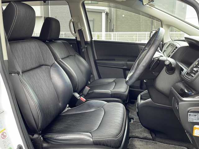 ホンダ オデッセイ アブソルート EX 長野県 2014(平26)年 7.1万km ホワイトオーキッドパール ・純正ナビ/・フルセグTV・Bluetooth/・純正フリップダウンモニター/・LEDルームランプ（1～3列目）/・LEDアウターウエルカムライト（リアドア〈左右〉）/・リア両側パワースライドドア/・コンフォートビューパッケージ/・トリプルゾーンコントロール・フルオートエアコンディショナー/・ブラインドスポットインフォメーション/・2列目大型ロールサンシェイド/・ABSOLUTE専用18インチアルミホイール（FF）/・LEDアクティブコーナリングライト/・運転席8ウェイパワーシート/・マルチインフォメーション・ディスプレイ/・あんしんパッケージ/・LEDヘッドライト+導光タイプLEDポジションランプ/・フォグライト/・大開口フロントグリル（ダーククロームメッキ）/・エアロダイナミクス・カラードバンパー（フロント/リア、クロームメッキモール付）/・エアロダイナミクス・ドアロアガーニッシュ（クロームメッキ調モール付）/・コンビシート（プライムスムース×ファブリック）/・本革巻ステアリングホイール/・パドルシフト/・ABSOLUTE専用チューニングサスペンション/・プッシュエンジンスタート/・保証書・取扱説明書・スペアキー