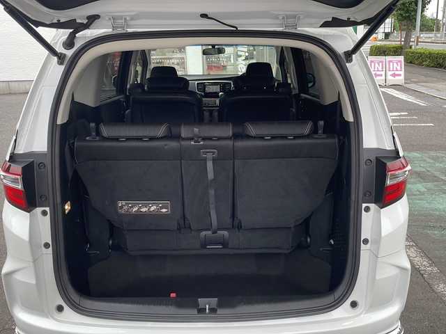 ホンダ オデッセイ アブソルート EX 長野県 2014(平26)年 7.1万km ホワイトオーキッドパール ・純正ナビ/・フルセグTV・Bluetooth/・純正フリップダウンモニター/・LEDルームランプ（1～3列目）/・LEDアウターウエルカムライト（リアドア〈左右〉）/・リア両側パワースライドドア/・コンフォートビューパッケージ/・トリプルゾーンコントロール・フルオートエアコンディショナー/・ブラインドスポットインフォメーション/・2列目大型ロールサンシェイド/・ABSOLUTE専用18インチアルミホイール（FF）/・LEDアクティブコーナリングライト/・運転席8ウェイパワーシート/・マルチインフォメーション・ディスプレイ/・あんしんパッケージ/・LEDヘッドライト+導光タイプLEDポジションランプ/・フォグライト/・大開口フロントグリル（ダーククロームメッキ）/・エアロダイナミクス・カラードバンパー（フロント/リア、クロームメッキモール付）/・エアロダイナミクス・ドアロアガーニッシュ（クロームメッキ調モール付）/・コンビシート（プライムスムース×ファブリック）/・本革巻ステアリングホイール/・パドルシフト/・ABSOLUTE専用チューニングサスペンション/・プッシュエンジンスタート/・保証書・取扱説明書・スペアキー