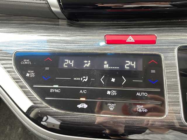 ホンダ オデッセイ アブソルート EX 長野県 2014(平26)年 7.1万km ホワイトオーキッドパール ・純正ナビ/・フルセグTV・Bluetooth/・純正フリップダウンモニター/・LEDルームランプ（1～3列目）/・LEDアウターウエルカムライト（リアドア〈左右〉）/・リア両側パワースライドドア/・コンフォートビューパッケージ/・トリプルゾーンコントロール・フルオートエアコンディショナー/・ブラインドスポットインフォメーション/・2列目大型ロールサンシェイド/・ABSOLUTE専用18インチアルミホイール（FF）/・LEDアクティブコーナリングライト/・運転席8ウェイパワーシート/・マルチインフォメーション・ディスプレイ/・あんしんパッケージ/・LEDヘッドライト+導光タイプLEDポジションランプ/・フォグライト/・大開口フロントグリル（ダーククロームメッキ）/・エアロダイナミクス・カラードバンパー（フロント/リア、クロームメッキモール付）/・エアロダイナミクス・ドアロアガーニッシュ（クロームメッキ調モール付）/・コンビシート（プライムスムース×ファブリック）/・本革巻ステアリングホイール/・パドルシフト/・ABSOLUTE専用チューニングサスペンション/・プッシュエンジンスタート/・保証書・取扱説明書・スペアキー