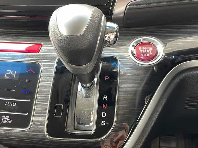 ホンダ オデッセイ アブソルート EX 長野県 2014(平26)年 7.1万km ホワイトオーキッドパール ・純正ナビ/・フルセグTV・Bluetooth/・純正フリップダウンモニター/・LEDルームランプ（1～3列目）/・LEDアウターウエルカムライト（リアドア〈左右〉）/・リア両側パワースライドドア/・コンフォートビューパッケージ/・トリプルゾーンコントロール・フルオートエアコンディショナー/・ブラインドスポットインフォメーション/・2列目大型ロールサンシェイド/・ABSOLUTE専用18インチアルミホイール（FF）/・LEDアクティブコーナリングライト/・運転席8ウェイパワーシート/・マルチインフォメーション・ディスプレイ/・あんしんパッケージ/・LEDヘッドライト+導光タイプLEDポジションランプ/・フォグライト/・大開口フロントグリル（ダーククロームメッキ）/・エアロダイナミクス・カラードバンパー（フロント/リア、クロームメッキモール付）/・エアロダイナミクス・ドアロアガーニッシュ（クロームメッキ調モール付）/・コンビシート（プライムスムース×ファブリック）/・本革巻ステアリングホイール/・パドルシフト/・ABSOLUTE専用チューニングサスペンション/・プッシュエンジンスタート/・保証書・取扱説明書・スペアキー