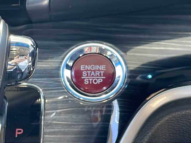 ホンダ オデッセイ アブソルート EX 長野県 2014(平26)年 7.1万km ホワイトオーキッドパール ・純正ナビ/・フルセグTV・Bluetooth/・純正フリップダウンモニター/・LEDルームランプ（1～3列目）/・LEDアウターウエルカムライト（リアドア〈左右〉）/・リア両側パワースライドドア/・コンフォートビューパッケージ/・トリプルゾーンコントロール・フルオートエアコンディショナー/・ブラインドスポットインフォメーション/・2列目大型ロールサンシェイド/・ABSOLUTE専用18インチアルミホイール（FF）/・LEDアクティブコーナリングライト/・運転席8ウェイパワーシート/・マルチインフォメーション・ディスプレイ/・あんしんパッケージ/・LEDヘッドライト+導光タイプLEDポジションランプ/・フォグライト/・大開口フロントグリル（ダーククロームメッキ）/・エアロダイナミクス・カラードバンパー（フロント/リア、クロームメッキモール付）/・エアロダイナミクス・ドアロアガーニッシュ（クロームメッキ調モール付）/・コンビシート（プライムスムース×ファブリック）/・本革巻ステアリングホイール/・パドルシフト/・ABSOLUTE専用チューニングサスペンション/・プッシュエンジンスタート/・保証書・取扱説明書・スペアキー