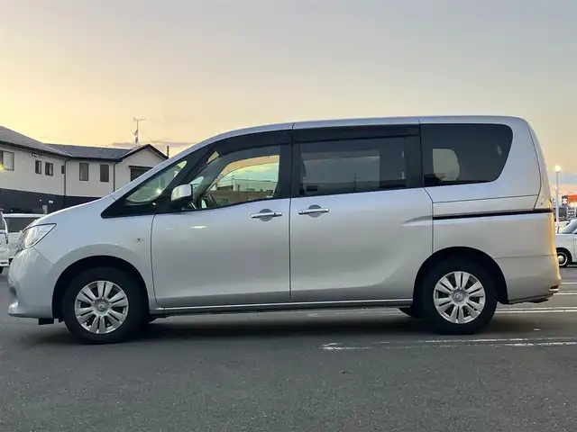 日産 セレナ 20S 静岡県 2011(平23)年 6.9万km ブリリアントシルバー エンジンスタートボタン/パワースライドドア/パワーウィンドウ/スマートキー/Wオートエアコン/クルーズコントロール/後席モニター/純正ETC/SDナビ(CD/DVD/BT/フルセグ)/バックカメラ/純正フロアマット/左側パワースライドドア/右側スライドドア/布シート/ABS/オートライト/Wエアバッグ