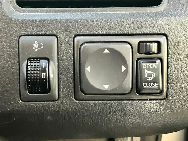 日産 セレナ 20S 静岡県 2011(平23)年 6.9万km ブリリアントシルバー エンジンスタートボタン/パワースライドドア/パワーウィンドウ/スマートキー/Wオートエアコン/クルーズコントロール/後席モニター/純正ETC/SDナビ(CD/DVD/BT/フルセグ)/バックカメラ/純正フロアマット/左側パワースライドドア/右側スライドドア/布シート/ABS/オートライト/Wエアバッグ