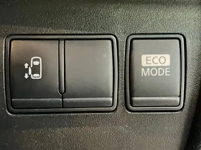 日産 セレナ 20S 静岡県 2011(平23)年 6.9万km ブリリアントシルバー エンジンスタートボタン/パワースライドドア/パワーウィンドウ/スマートキー/Wオートエアコン/クルーズコントロール/後席モニター/純正ETC/SDナビ(CD/DVD/BT/フルセグ)/バックカメラ/純正フロアマット/左側パワースライドドア/右側スライドドア/布シート/ABS/オートライト/Wエアバッグ