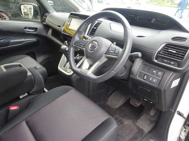 日産 セレナ ハイウェイスター Vセレクション 静岡県 2018(平30)年 8万km ブリリアントホワイトパール ワンオーナー/禁煙車/ハンズフリー両側パワースライドドア/純正SDナビ　MM317D-W/（CD/DVD/SD/USB/iPod/フルセグTV)/ステアリングリモコン/純正フリップダウンモニター/全方位モニター・バックカメラ/セーフティパックB/・プロパイロット（自動運転技術）/・車線逸脱防止支援システム/・カーテン・サイドエアバック/・アラウンドビューモニター/・スマートルームミラー/・踏み間違い衝突防止アシスト/・インテリジェントパーキングシステム/・侵入禁止標識検知/・ふらつき警報/・フロント・バックソナー/・電動パーキング/・オートブレーキホールド/2列目超ロングスライド/運転席・助手席シートバックテーブル/USBケーブル（運転席・2列目・3列目）/ビルトインETC/LEDヘッドライト/プッシュスタート・スマートキー/スペアキー/保証書・取扱説明書