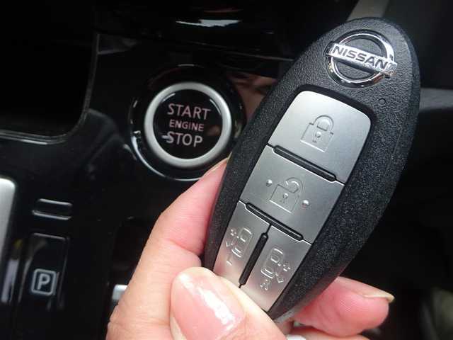日産 セレナ ハイウェイスター Vセレクション 静岡県 2018(平30)年 8万km ブリリアントホワイトパール ワンオーナー/禁煙車/ハンズフリー両側パワースライドドア/純正SDナビ　MM317D-W/（CD/DVD/SD/USB/iPod/フルセグTV)/ステアリングリモコン/純正フリップダウンモニター/全方位モニター・バックカメラ/セーフティパックB/・プロパイロット（自動運転技術）/・車線逸脱防止支援システム/・カーテン・サイドエアバック/・アラウンドビューモニター/・スマートルームミラー/・踏み間違い衝突防止アシスト/・インテリジェントパーキングシステム/・侵入禁止標識検知/・ふらつき警報/・フロント・バックソナー/・電動パーキング/・オートブレーキホールド/2列目超ロングスライド/運転席・助手席シートバックテーブル/USBケーブル（運転席・2列目・3列目）/ビルトインETC/LEDヘッドライト/プッシュスタート・スマートキー/スペアキー/保証書・取扱説明書