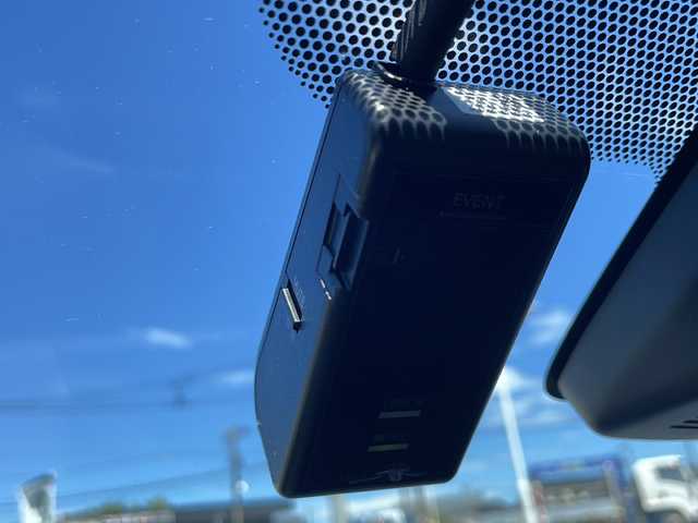 トヨタ アクア S 新潟県 2017(平29)年 4.1万km ディープアメジストマイカメタリック ワンオーナー/冬タイヤ積載/純正SDナビ/（DTV/Bluetooth）/衝突軽減/レーンキープアシスト/バックカメラ/ビルドインETC/プッシュスタート/ヘッドライトレベライザー/フロアマット/オートハイビーム/ウィンカーミラー/電格ミラー/ドアバイザー