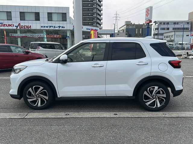 トヨタ ライズ Z 富山県 2023(令5)年 1.6万km シャイニングホワイトパール ワンオーナー/スマートキー/４WD/パノラミックビューモニター(全周囲カメラ)/純正メモリーナビ(NSZT-Y68T)/DVD/BT/デジタルTV/スマートアシスト/LKC/BSM/レーダークルコン/スマートパノラマパーキングアシスト/ビルトインETC/クリアランスソナー/LEDヘッドライト/フォグランプ/電格ウィンカーミラー/オートリトラドアミラー/プッシュスタート/シートヒーター(D/N)/ミラー型前後ドラレコ/電動パーキングブレーキ/ステアリングスイッチ/アイドリングストップ/革巻きステアリング/保証書・取説・ナビ取説/スペアキー（スマートキー）