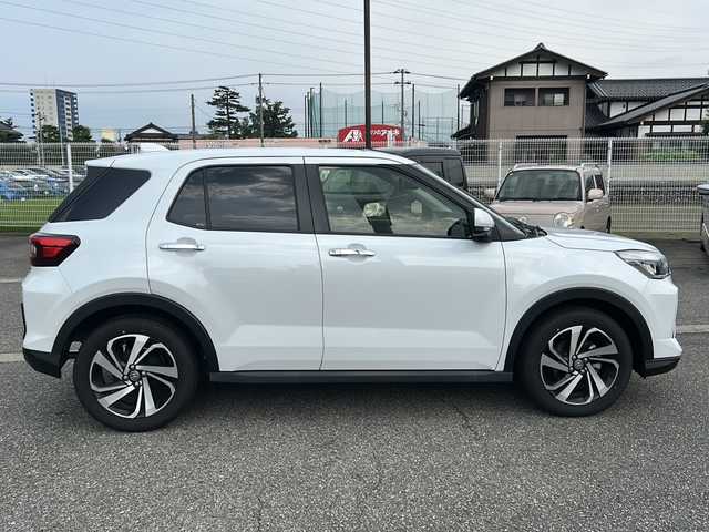 トヨタ ライズ Z 富山県 2023(令5)年 1.6万km シャイニングホワイトパール ワンオーナー/スマートキー/４WD/パノラミックビューモニター(全周囲カメラ)/純正メモリーナビ(NSZT-Y68T)/DVD/BT/デジタルTV/スマートアシスト/LKC/BSM/レーダークルコン/スマートパノラマパーキングアシスト/ビルトインETC/クリアランスソナー/LEDヘッドライト/フォグランプ/電格ウィンカーミラー/オートリトラドアミラー/プッシュスタート/シートヒーター(D/N)/ミラー型前後ドラレコ/電動パーキングブレーキ/ステアリングスイッチ/アイドリングストップ/革巻きステアリング/保証書・取説・ナビ取説/スペアキー（スマートキー）
