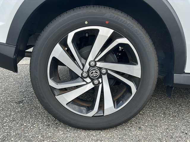 トヨタ ライズ Z 富山県 2023(令5)年 1.6万km シャイニングホワイトパール ワンオーナー/スマートキー/４WD/パノラミックビューモニター(全周囲カメラ)/純正メモリーナビ(NSZT-Y68T)/DVD/BT/デジタルTV/スマートアシスト/LKC/BSM/レーダークルコン/スマートパノラマパーキングアシスト/ビルトインETC/クリアランスソナー/LEDヘッドライト/フォグランプ/電格ウィンカーミラー/オートリトラドアミラー/プッシュスタート/シートヒーター(D/N)/ミラー型前後ドラレコ/電動パーキングブレーキ/ステアリングスイッチ/アイドリングストップ/革巻きステアリング/保証書・取説・ナビ取説/スペアキー（スマートキー）