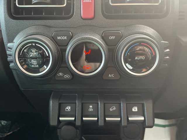 スズキ ジムニー ノマド FC 大阪府 2025(令7)年 0.1千km アークティックホワイトパール /ワンオーナー//登録済未使用車//スズキセーフティサポート/・デュアルカメラブレーキサポート/・衝突被害軽減ブレーキ/・車線逸脱警報システム/・アダプティブクルーズコントロール//LEDヘッドライト//前席シートヒーター//パーキングソナー//アイドリングストップ//本革巻きステアリング//純正15インチアルミホイール//背面タイヤ//ヘッドライトウォッシャー//プッシュスタート//取扱説明書//保証書//スペアキー