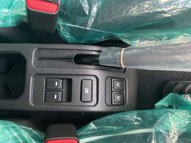 スズキ ジムニー ノマド FC 大阪府 2025(令7)年 0.1千km アークティックホワイトパール /ワンオーナー//登録済未使用車//スズキセーフティサポート/・デュアルカメラブレーキサポート/・衝突被害軽減ブレーキ/・車線逸脱警報システム/・アダプティブクルーズコントロール//LEDヘッドライト//前席シートヒーター//パーキングソナー//アイドリングストップ//本革巻きステアリング//純正15インチアルミホイール//背面タイヤ//ヘッドライトウォッシャー//プッシュスタート//取扱説明書//保証書//スペアキー