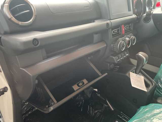 スズキ ジムニー ノマド FC 大阪府 2025(令7)年 0.1千km アークティックホワイトパール /ワンオーナー//登録済未使用車//スズキセーフティサポート/・デュアルカメラブレーキサポート/・衝突被害軽減ブレーキ/・車線逸脱警報システム/・アダプティブクルーズコントロール//LEDヘッドライト//前席シートヒーター//パーキングソナー//アイドリングストップ//本革巻きステアリング//純正15インチアルミホイール//背面タイヤ//ヘッドライトウォッシャー//プッシュスタート//取扱説明書//保証書//スペアキー