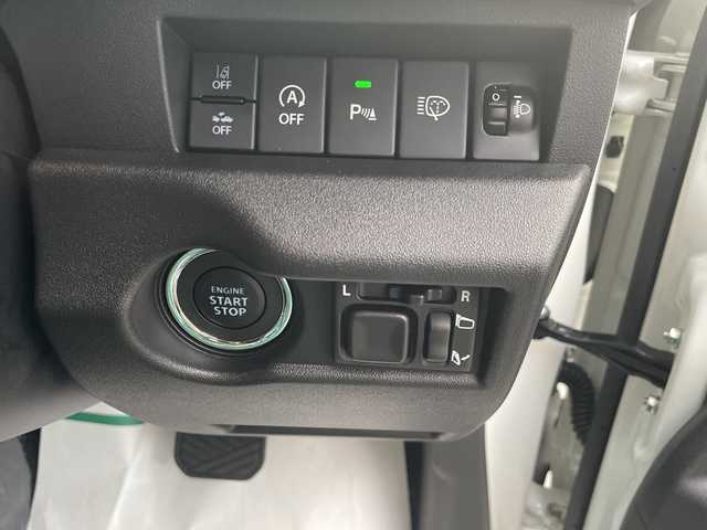 スズキ ジムニー ノマド FC 大阪府 2025(令7)年 0.1千km アークティックホワイトパール /ワンオーナー//登録済未使用車//スズキセーフティサポート/・デュアルカメラブレーキサポート/・衝突被害軽減ブレーキ/・車線逸脱警報システム/・アダプティブクルーズコントロール//LEDヘッドライト//前席シートヒーター//パーキングソナー//アイドリングストップ//本革巻きステアリング//純正15インチアルミホイール//背面タイヤ//ヘッドライトウォッシャー//プッシュスタート//取扱説明書//保証書//スペアキー