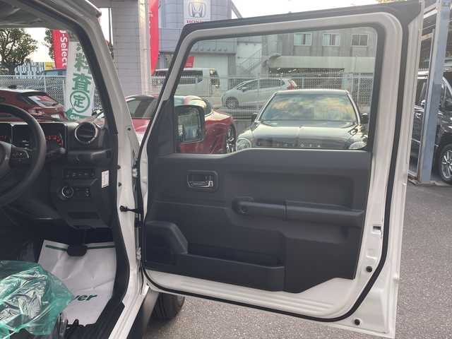 スズキ ジムニー ノマド FC 大阪府 2025(令7)年 0.1千km アークティックホワイトパール /ワンオーナー//登録済未使用車//スズキセーフティサポート/・デュアルカメラブレーキサポート/・衝突被害軽減ブレーキ/・車線逸脱警報システム/・アダプティブクルーズコントロール//LEDヘッドライト//前席シートヒーター//パーキングソナー//アイドリングストップ//本革巻きステアリング//純正15インチアルミホイール//背面タイヤ//ヘッドライトウォッシャー//プッシュスタート//取扱説明書//保証書//スペアキー