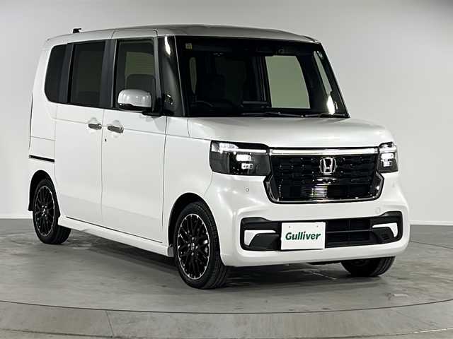 ホンダ Ｎ ＢＯＸ カスタム ターボ コーディネートS 福岡県 2023(令5)年 0.7万km プラチナホワイトパール ワンオーナー/純正ナビ(Bluetooth/USB/iPod/FM/AM/フルセグ)/バックカメラ/衝突被害軽減システム/アダプティブクルーズコントロール/前後コーナーセンサー/LEDヘッドライト/オートライト/ヘッドライトレベライザー/両側パワースライドドア/レザーシート/D/N席シートヒーター/ビルトインETC/前後ドライブレコーダー/デジタルインナーミラー/ASSURAレーダー探知機/純正15インチアルミホイール/社外フロアマット/革巻きステアリング/パドルシフト/ステアリングスイッチ/取扱説明書/保証書