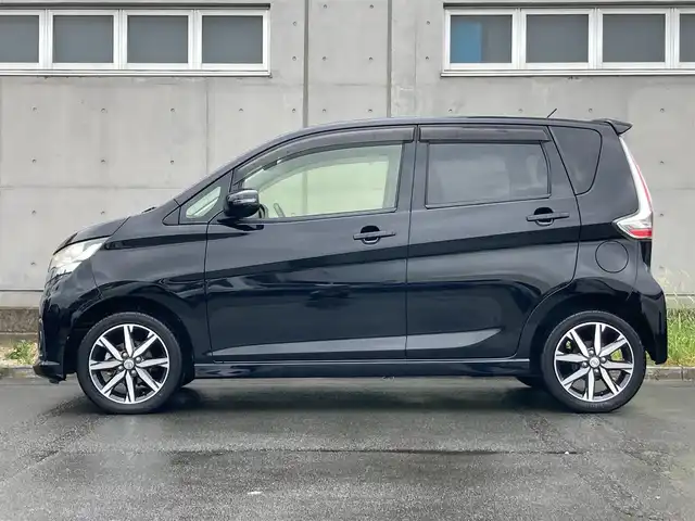 日産 デイズ ハイウェイスターG ターボ 静岡県 2016(平28)年 5.2万km ブラック ハイビームアシスト/社外7インチメモリーナビ(AVIC-RW33)/　AM FM CD DVD USB/ETC/純正15インチアルミホイール/HIDオートヘッドランプ/スマートキー＆プッシュスタート/革巻きステアリング/フロントフォグランプ/アイドリングストップ/純正フロアマット/エマージェンシーブレーキ/フルセグTV/アラウンドビューモニター