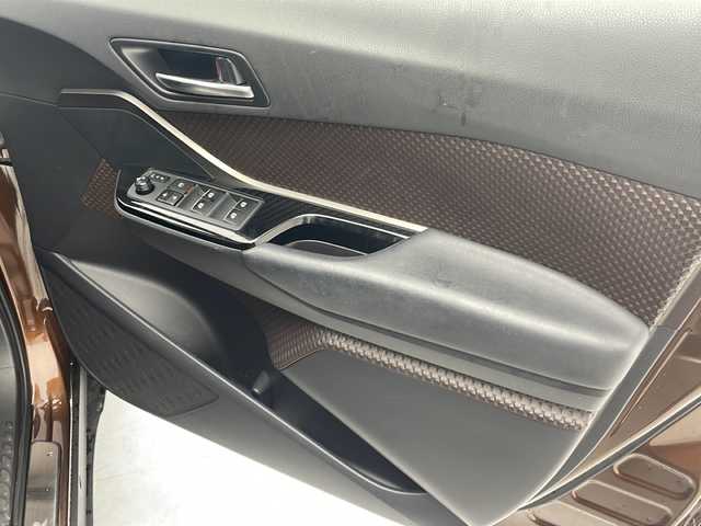 トヨタ Ｃ－ＨＲ G 沖縄県 2016(平28)年 7万km ダークブラウンマイカメタリック 純正ナビ(ＮＳＺＴ－Ｙ６６Ｔ)/(Ｂｌｕｅｔｏｏｔｈ　フルセグＴＶ　ＣＤ　ＤＶＤ　ＡＭ　ＦＭ)　/バックカメラ　/ドライブレコーダー　/ＥＴＣ　/クルーズコントロール　/ブラインドスポットモニター/スマートキー/シートヒーター　/ＬＥＤヘッドライト　/純正アルミホイール/純正フロアマット/オートライト/オートマチックハイビーム