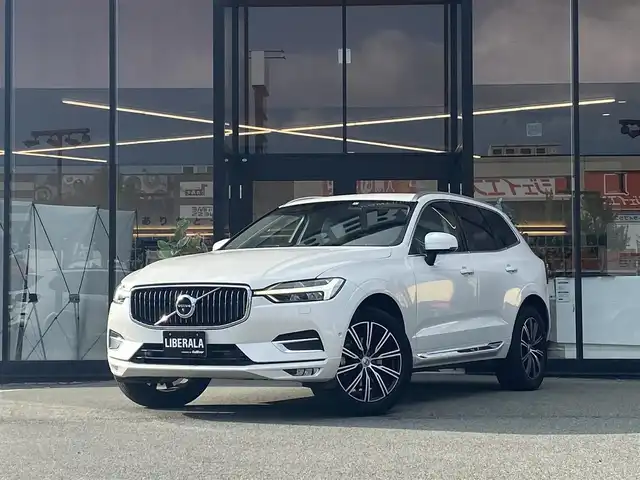 ボルボ ＸＣ６０ B5 AWD インスクリプション 福岡県 2020(令2)年 6万km パール ・Orreforsクリスタルシフト/・harman/kardon プレミアムスピーカー/・純正ナビ/CD/BT/フルセグTV/Apple Car Play/Android Auto/・全方位カメラ/・ベージュレザーシート/・前席パワーシート/メモリーシート/・全席シートヒーター/・ACC/・LKA/・BLIS/・フットトランクオープナー/・LED AUTOヘッドライト/・純正19インチAW/・社外前後型ドライブレコーダー/・スマートキー