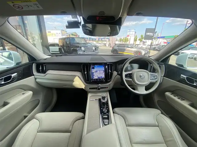 ボルボ ＸＣ６０ B5 AWD インスクリプション 福岡県 2020(令2)年 6万km パール ・Orreforsクリスタルシフト/・harman/kardon プレミアムスピーカー/・純正ナビ/CD/BT/フルセグTV/Apple Car Play/Android Auto/・全方位カメラ/・ベージュレザーシート/・前席パワーシート/メモリーシート/・全席シートヒーター/・ACC/・LKA/・BLIS/・フットトランクオープナー/・LED AUTOヘッドライト/・純正19インチAW/・社外前後型ドライブレコーダー/・スマートキー