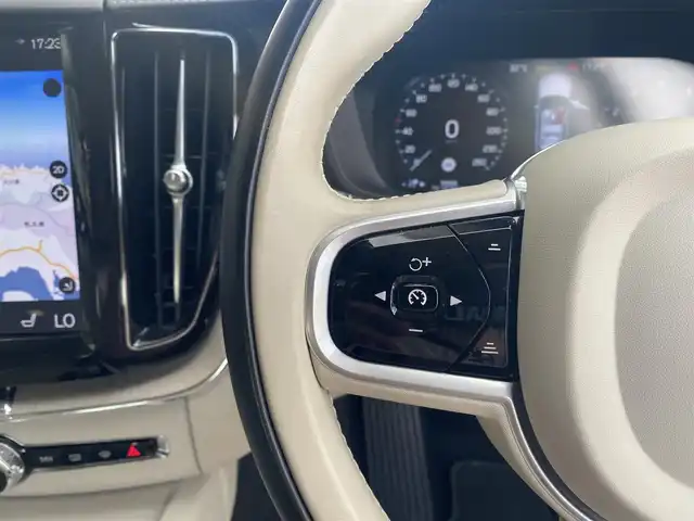 ボルボ ＸＣ６０ B5 AWD インスクリプション 福岡県 2020(令2)年 6万km パール ・Orreforsクリスタルシフト/・harman/kardon プレミアムスピーカー/・純正ナビ/CD/BT/フルセグTV/Apple Car Play/Android Auto/・全方位カメラ/・ベージュレザーシート/・前席パワーシート/メモリーシート/・全席シートヒーター/・ACC/・LKA/・BLIS/・フットトランクオープナー/・LED AUTOヘッドライト/・純正19インチAW/・社外前後型ドライブレコーダー/・スマートキー