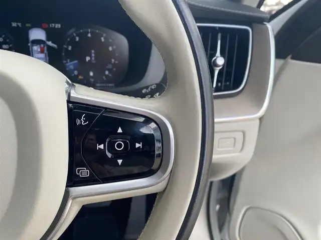 ボルボ ＸＣ６０ B5 AWD インスクリプション 福岡県 2020(令2)年 6万km パール ・Orreforsクリスタルシフト/・harman/kardon プレミアムスピーカー/・純正ナビ/CD/BT/フルセグTV/Apple Car Play/Android Auto/・全方位カメラ/・ベージュレザーシート/・前席パワーシート/メモリーシート/・全席シートヒーター/・ACC/・LKA/・BLIS/・フットトランクオープナー/・LED AUTOヘッドライト/・純正19インチAW/・社外前後型ドライブレコーダー/・スマートキー
