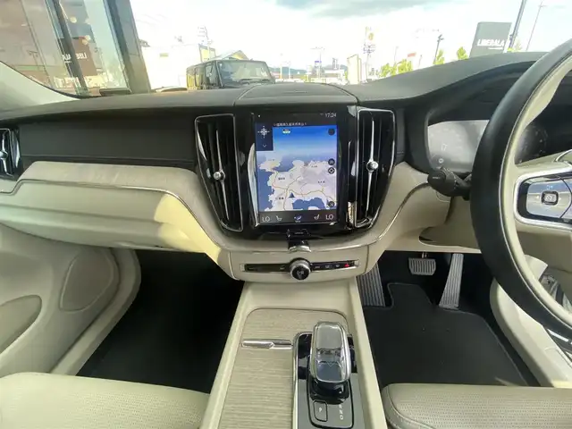 ボルボ ＸＣ６０ B5 AWD インスクリプション 福岡県 2020(令2)年 6万km パール ・Orreforsクリスタルシフト/・harman/kardon プレミアムスピーカー/・純正ナビ/CD/BT/フルセグTV/Apple Car Play/Android Auto/・全方位カメラ/・ベージュレザーシート/・前席パワーシート/メモリーシート/・全席シートヒーター/・ACC/・LKA/・BLIS/・フットトランクオープナー/・LED AUTOヘッドライト/・純正19インチAW/・社外前後型ドライブレコーダー/・スマートキー