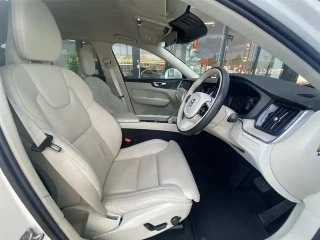 ボルボ ＸＣ６０ B5 AWD インスクリプション 福岡県 2020(令2)年 6万km パール ・Orreforsクリスタルシフト/・harman/kardon プレミアムスピーカー/・純正ナビ/CD/BT/フルセグTV/Apple Car Play/Android Auto/・全方位カメラ/・ベージュレザーシート/・前席パワーシート/メモリーシート/・全席シートヒーター/・ACC/・LKA/・BLIS/・フットトランクオープナー/・LED AUTOヘッドライト/・純正19インチAW/・社外前後型ドライブレコーダー/・スマートキー