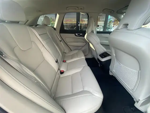 ボルボ ＸＣ６０ B5 AWD インスクリプション 福岡県 2020(令2)年 6万km パール ・Orreforsクリスタルシフト/・harman/kardon プレミアムスピーカー/・純正ナビ/CD/BT/フルセグTV/Apple Car Play/Android Auto/・全方位カメラ/・ベージュレザーシート/・前席パワーシート/メモリーシート/・全席シートヒーター/・ACC/・LKA/・BLIS/・フットトランクオープナー/・LED AUTOヘッドライト/・純正19インチAW/・社外前後型ドライブレコーダー/・スマートキー