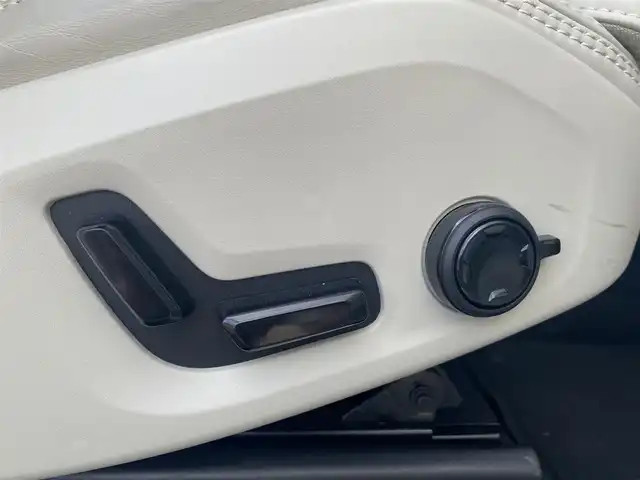 ボルボ ＸＣ６０ B5 AWD インスクリプション 福岡県 2020(令2)年 6万km パール ・Orreforsクリスタルシフト/・harman/kardon プレミアムスピーカー/・純正ナビ/CD/BT/フルセグTV/Apple Car Play/Android Auto/・全方位カメラ/・ベージュレザーシート/・前席パワーシート/メモリーシート/・全席シートヒーター/・ACC/・LKA/・BLIS/・フットトランクオープナー/・LED AUTOヘッドライト/・純正19インチAW/・社外前後型ドライブレコーダー/・スマートキー