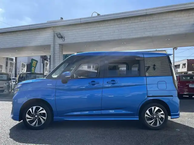 スズキ ソリオ バンディット HV MV 大分県 2022(令4)年 4.9万km スピーディーブルーM ワンオーナー/純正メーカーナビ【フルセグ/DVD/BTオーディオ】/全方位カメラ/両側パワースライドドア/純正15インチアルミホイール/レーダークルーズコントロール/衝突被害軽減ブレーキ/クリアランスソナー/レーンアシスト/ヘッドアップディスプレイ/ビルトインETC2.0/後席サーキュレーター/LEDヘッドライト/LEDフォグランプ/オートライト/ウインカーミラー/レザーステアリング/ステアリングリモコン/チルトステアリング/充電用USBソケット/前席シートヒーター/運転席シートリフター/アイドリングストップ/横滑り防止装置/リアプライバシーガラス/ドアバイザー/フロアマット/電動格納ミラー/サイド&Wエアバッグ/ABS/スマートキー×2/保証書/車両取説/ナビ取説