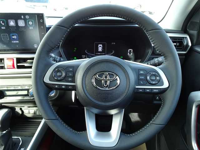 トヨタ ライズ Z 千葉県 2025(令7)年 0.1千km ブラックマイカメタリック/シャイニングホワイトパール 登録済未使用車】/【ブラックマイカM/シャイニングホワイトP（XH3）】/BSM＋RCTA（メーカーOP）/ディスプレーオーディオパッケージ(メーカーOP）/パノラミックビューパッケージ（メーカーOP）/9インチディスプレーオーディオ/・地上波フルセグTV/・Bluetooth接続/・HDMI入力端子/・USB入力端子/・Apple CarPlay/AndroidAuto対応/トヨタスマートアシスト/LEDヘッドランプ（オートレベリング付）/フロントシーケンシャルターンランプ/リヤフォグランプ/電動パーキングブレーキ/フロント左右シートヒーター/スマートキー2個/プッシュスタート/保証書/取扱説明書/禁煙車