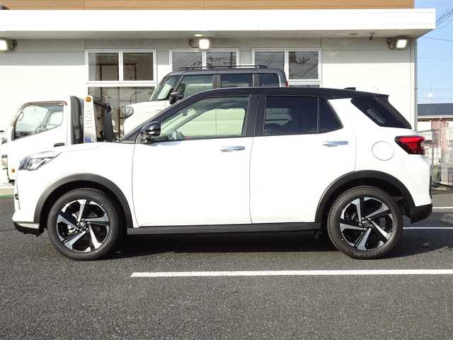 トヨタ ライズ Z 千葉県 2025(令7)年 0.1千km ブラックマイカメタリック/シャイニングホワイトパール 登録済未使用車】/【ブラックマイカM/シャイニングホワイトP（XH3）】/BSM＋RCTA（メーカーOP）/ディスプレーオーディオパッケージ(メーカーOP）/パノラミックビューパッケージ（メーカーOP）/9インチディスプレーオーディオ/・地上波フルセグTV/・Bluetooth接続/・HDMI入力端子/・USB入力端子/・Apple CarPlay/AndroidAuto対応/トヨタスマートアシスト/LEDヘッドランプ（オートレベリング付）/フロントシーケンシャルターンランプ/リヤフォグランプ/電動パーキングブレーキ/フロント左右シートヒーター/スマートキー2個/プッシュスタート/保証書/取扱説明書/禁煙車