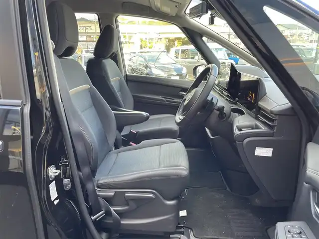 日産 セレナ ハイウェイスター V 佐賀県 2023(令5)年 2.3万km ダイヤモンドブラック プロパイロット/エマージェンシーブレーキ/インテリジェントクルーズコントロール/BSI/BSW/前後ソナー/インテリジェントルームミラー/純正9型SDナビ/・アラウンドビューカメラ/・フルセグTV/BT/HDMI/純正後席モニター/両側パワースライドドア/純正16インチAW/LEDヘッドライト/オートマチックハイビーム/オートライト/フォグランプ/革巻きステアリング/パドルシフト/ETC/電動パーキングスイッチ/社外前方ドラレコ/リアサンシェード/2列目バックテーブル//スペアキー×1/保証書