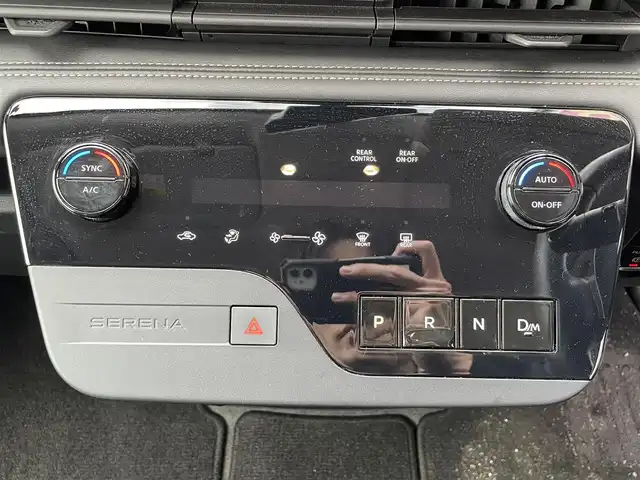 日産 セレナ ハイウェイスター V 佐賀県 2023(令5)年 2.3万km ダイヤモンドブラック プロパイロット/エマージェンシーブレーキ/インテリジェントクルーズコントロール/BSI/BSW/前後ソナー/インテリジェントルームミラー/純正9型SDナビ/・アラウンドビューカメラ/・フルセグTV/BT/HDMI/純正後席モニター/両側パワースライドドア/純正16インチAW/LEDヘッドライト/オートマチックハイビーム/オートライト/フォグランプ/革巻きステアリング/パドルシフト/ETC/電動パーキングスイッチ/社外前方ドラレコ/リアサンシェード/2列目バックテーブル//スペアキー×1/保証書