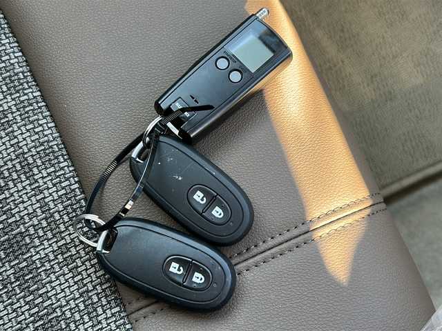 スズキ ラパン ＬＣ X 道東・釧路十勝 2023(令5)年 0.5万km フォーンベージュメタリック/アーバンブラウン 2トーン 純正ディスプレイオーディオ　/ＤＶＤ再生　/Ｂｌｕｅｔｏｏｔｈ接続　/バックカメラ　/前席シートヒーター　/リアコーナーセンサー　/レーンアシスト　/衝突軽減ブレーキ/横滑り防止装置/アイドリングストップ　/スマートキー　/プッシュスタート/純正LEDヘッドライト　/純正１４インチアルミホイール/純正フロアマット