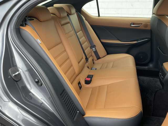 レクサス ＩＳ 300h バージョンL 山形県 2020(令2)年 3.8万km ソニッククロム 禁煙車/Lexus Safety System＋/・プリクラッシュセーフティ/・レーントレーシングアシスト（ＬＴＡ）/・ITS Connect/・レーダークルーズコントロール/・オートマチックハイビーム（ＡＨＢ）/・ロードサインアシスト（ＲＳＡ）/・先行車発進告知機能（ＴＭＮ）/ブラウンレザーシート/Mark Levinson/三眼LEDヘッドライト/パノラミックビューモニター/ブラインドスポットモニター/純正ナビ/CD.DVD.BT.AUX.USB.MiraCast/フルセグ/パドルシフト/ETC2.0/ドライブレコーダー/メモリ付きパワーシート/シートヒーター/ベンチレーション/ウィンドウシールドデアイサー/電動パーキングブレーキ/オートホールド/プッシュスタート/スマートキーｘ２・カードキーｘ１/リアサンシェード