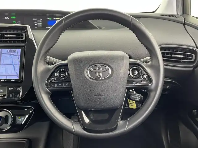 トヨタ プリウス S 大分県 2019(令1)年 12.2万km ホワイトパールクリスタルシャイン 純正９型ナビ/（CD/DVD/BT/SD/HDMI/フルセグＴＶ）/バックカメラ/Ｔｏｙｏｔａ　Ｓａｆｅｔｙ　Ｓｅｎｓｅ/・プリクラッシュセーフティ（歩行者［昼夜］・自転車運転者［昼］検知機能付衝突回避支援タイプ/ミリ波レーダー＋単眼カメラ方式）/・レーントレーシングアシスト〈LTA〉/・レーダークルーズコントロール（全車速追従機能付）/・オートマチックハイビーム〈AHB〉/・ロードサインアシスト〈RSA〉/先行車発進告知機能 〈TMN〉/パーキングサポートブレーキ（前後方静止物） /ＥＴＣ/クリアランスソナー前後/ドライブレコーダー前後/シートリフター/ステアリングリモコン/フォグランプ